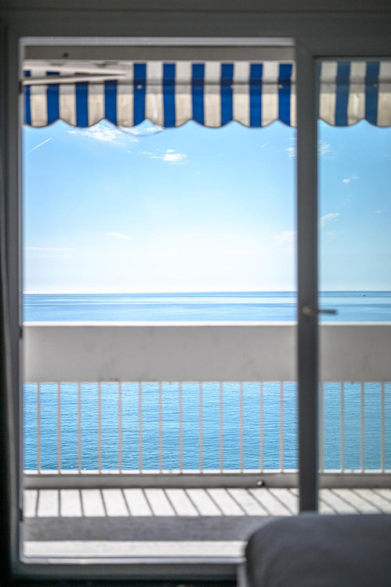 Le Panorama -Vue Exceptionnelle - Dernier Etage - Front De Mer Menton Exterior foto